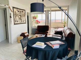 Bron, proche toutes commodités, lumineux T4 de 77.50m² avec vue dégagée - place de parking privative