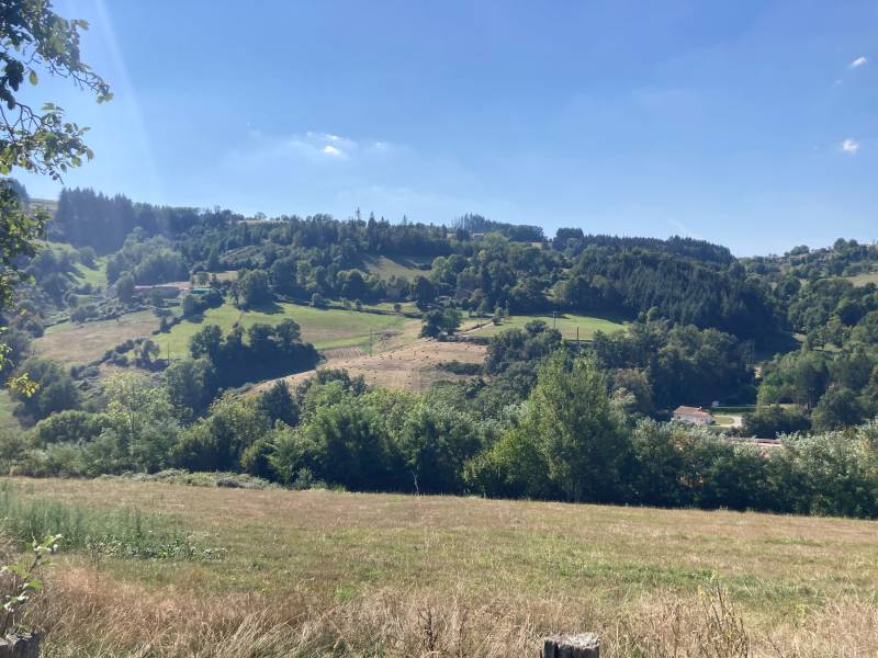 Terrain constructible avec vue dégagée sur la campagne - Cours (69470)