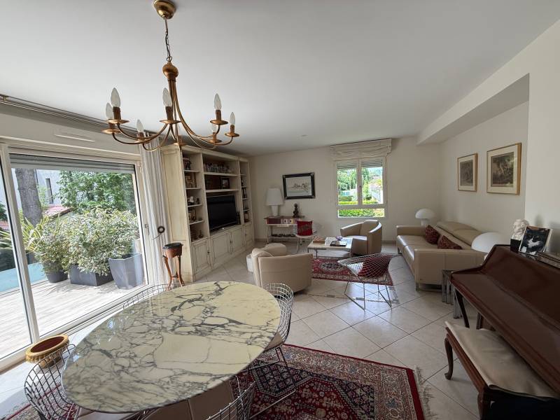 Tassin-la-Demi-Lune, Appartement T4, 2 Terrasses, 1 cave, 1 double garage.