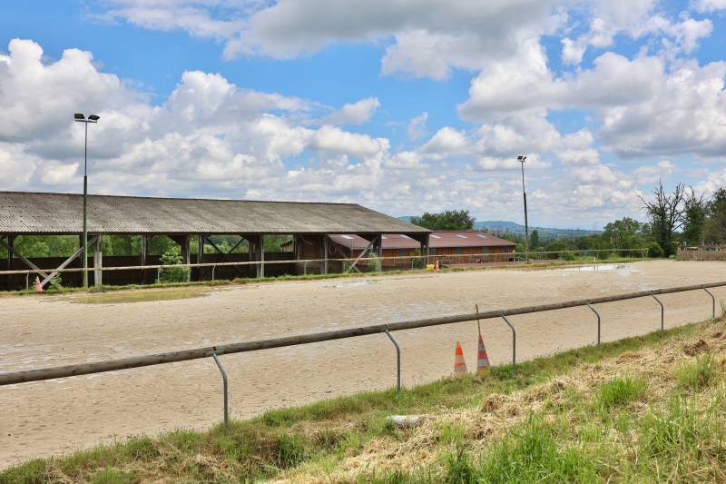 Aux portes de Lyon : Propriété équestre clé en main de 8 hectares