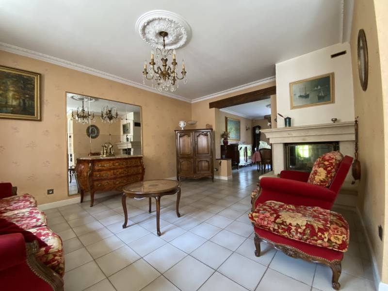 Disponible à la vente : Charmante maison avec petit terrain arboré à Saint-Etienne