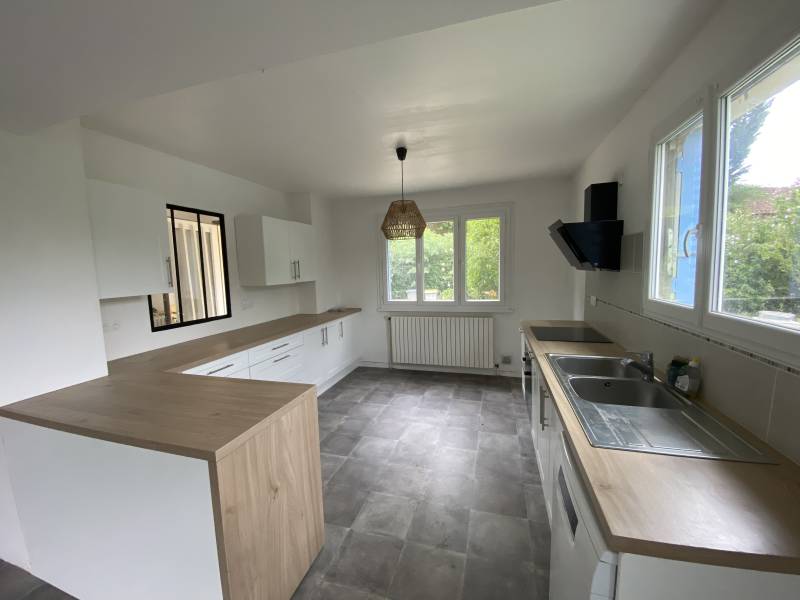 Bourg-en-Bresse :  maison individuelle disponible à la vente avec piscine