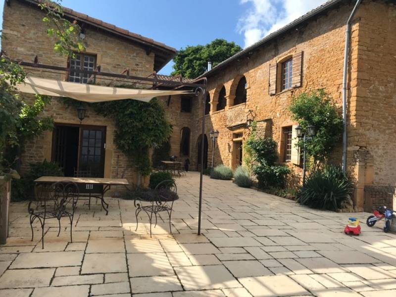 Ville-sur-Jarnioux, ancien Prieuré de 470 m² construit au XVème siècle