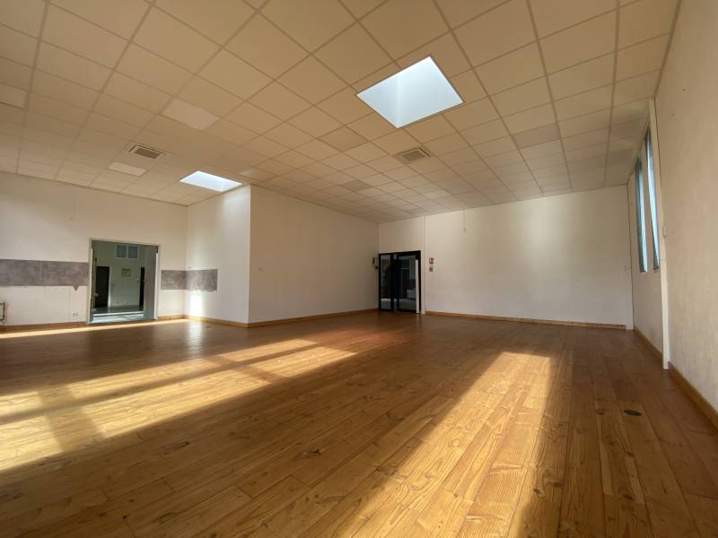 Local commercial avec terrain arboré et parking à la Fouillouse