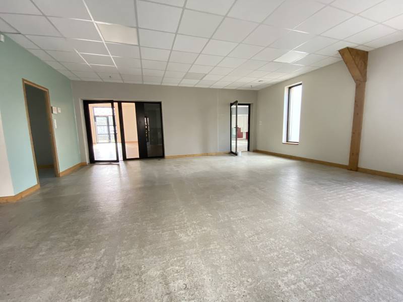 A vendre : Grand espace commercial avec parking à La Fouillouse