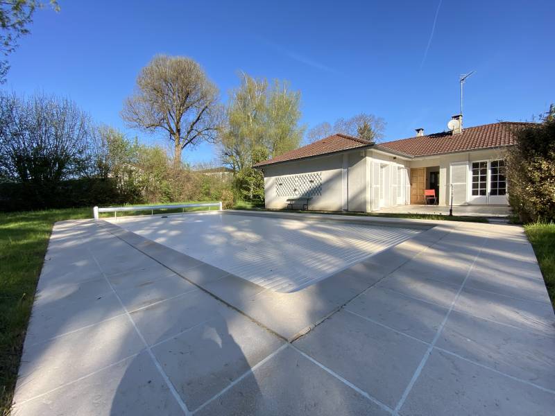 Maison avec piscine et terrain plat disponible à la vente à St Jean de Niost