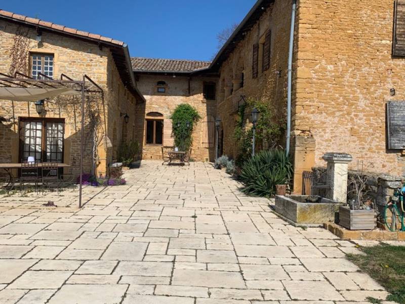 Ville-sur-Jarnioux, ancien Prieuré de 470 m² construit au XVème siècle