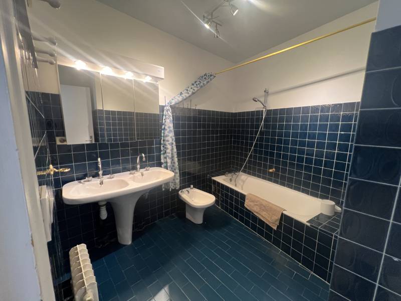 Grenoble, spacieux T7 de 163 m2, 5 chambres, dans rue calme
