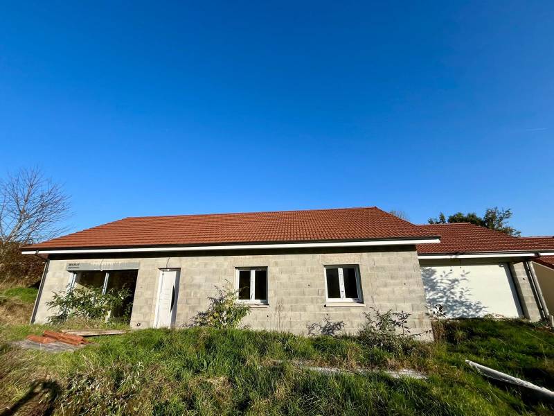 Maison neuve plain-pied à finir avec garage et jardin sur les Abrets