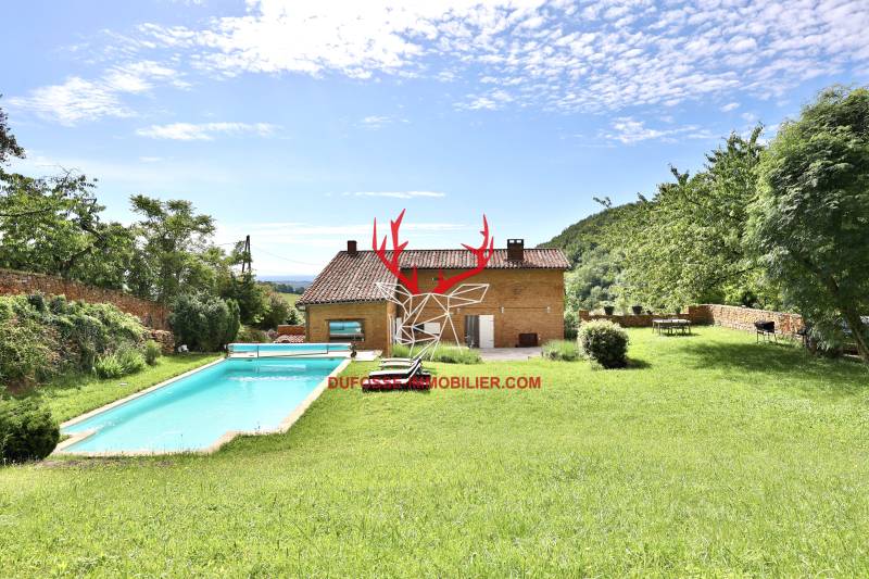 Jardin et piscine situés derrière la maison
