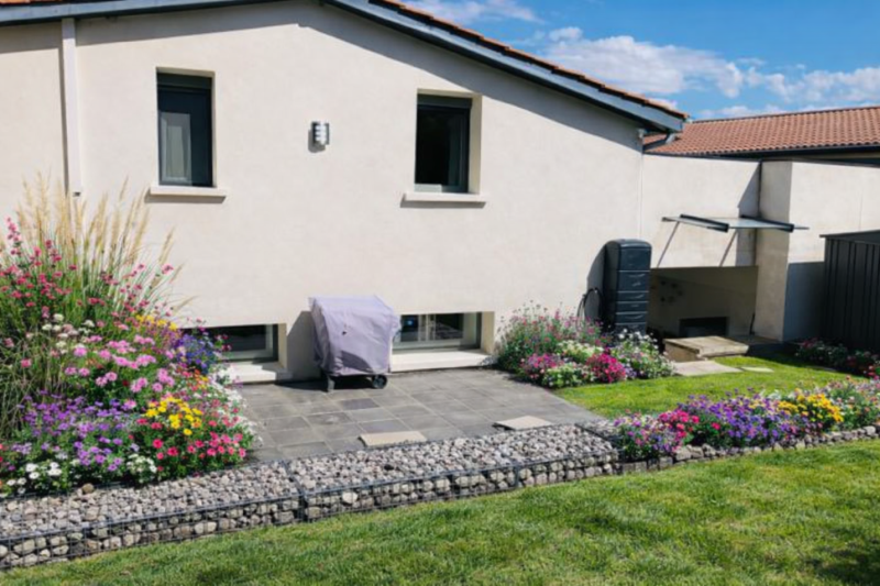 Maison de caractère de type 4 avec jardin arboré et places de stationnement - Vaugneray