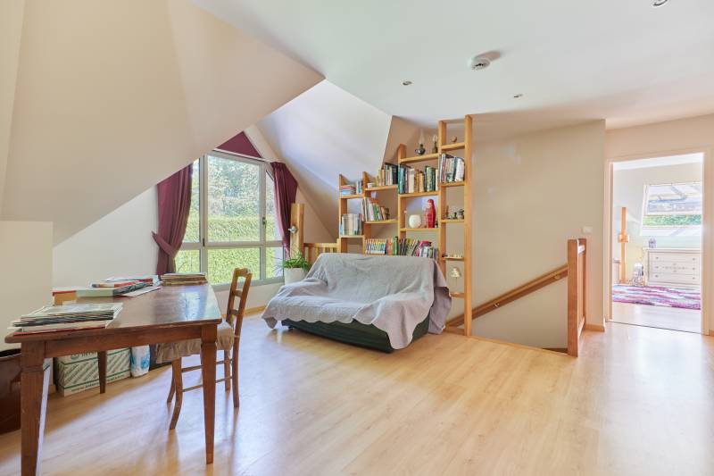 Maison dans grand domaine privé