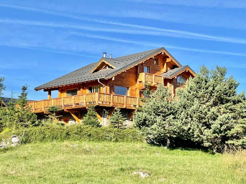 Chalet de 384 m2 sur son terrain de 1334 m2 7 chambres 