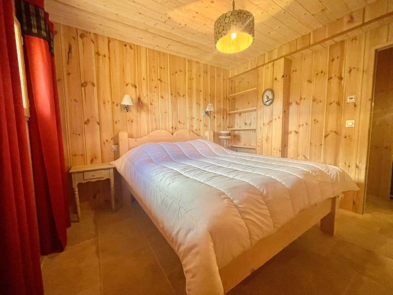 Chalet en bois avec terrasse plein est sud grand sous sol 