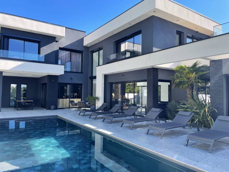 Villa contemporaine récente à Tassin-La-Demi-Lune limite Charbonnières avec 5 chambres et très grande piscine au calme et sans vis a vis