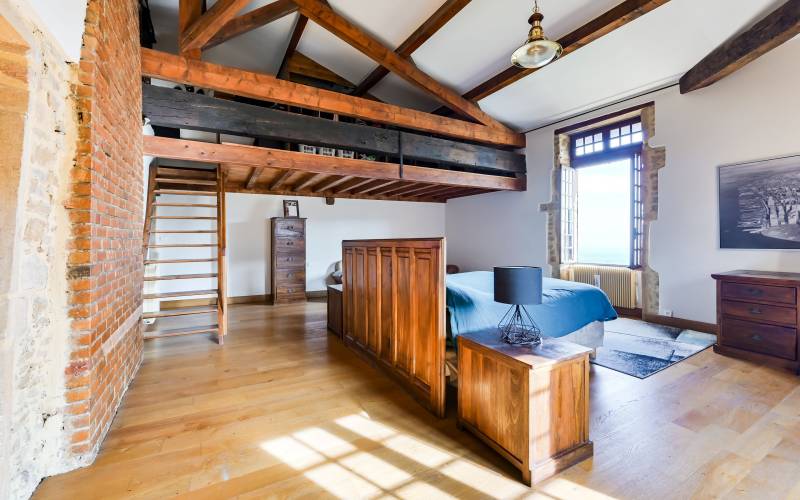 Master suite de 46 m² avec mezzanine - Vue par panoramique - Parquet en chêne massif au sol - 