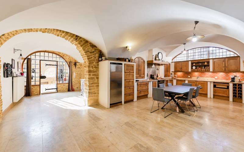 Hall d'entrée de 25 m² ouvrant sur les pièces de vie - Dressing - WC indépendants - rres et poutres apparentes - Arcs de plein cintre - Plafonds voûtés dans toutes les pièces du rez de chaussée