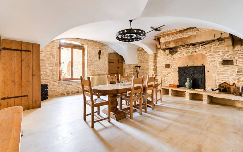 Pièces de réception ouvrant sur la cour intérieure - Salle à manger de 34 m² - Salle de jeux de 24 m² - 