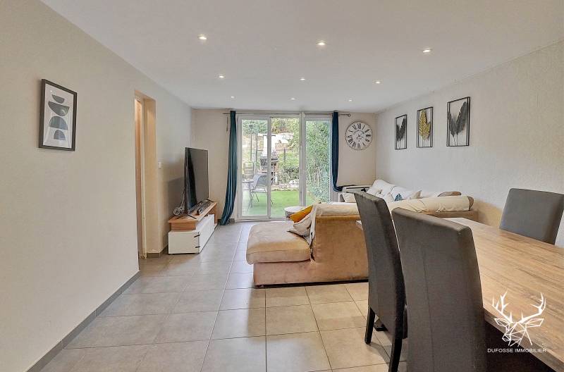 Maison mitoyenne avec jardin à 25 minutes de Lyon