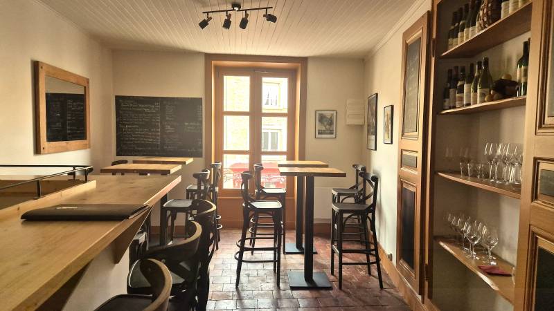 Bar à vin entièrement rénové - Beaux matériaux - Entièrement équipé
