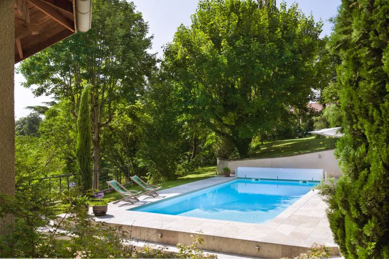 piscine dans la verdure avec plage travertin