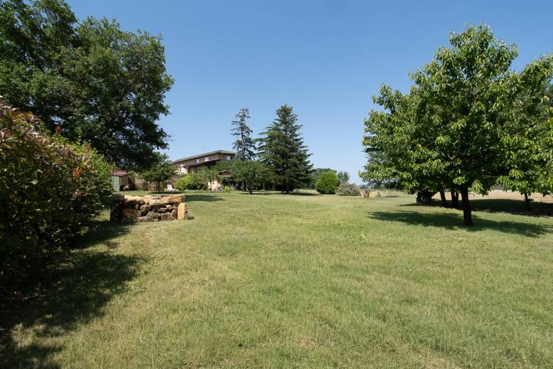 Terrain arboré et piscinable de 2113 m² - A 10 minutes de l'A89