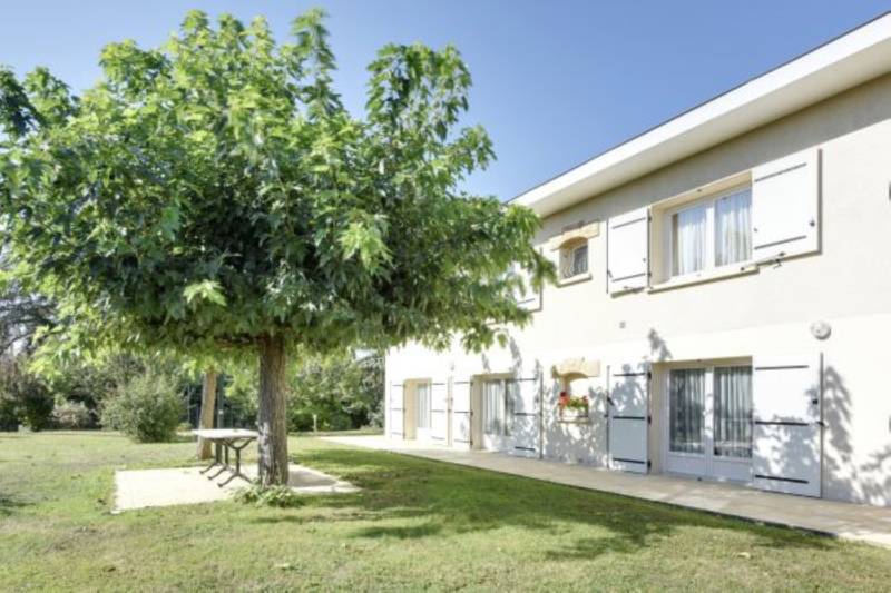 Grande maison sur terrain constructible et divisible à les Chères centre village