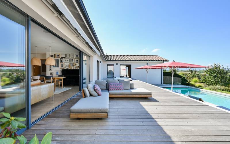 Pièce de vie ouvrant sur la terrasse exposée Ouest