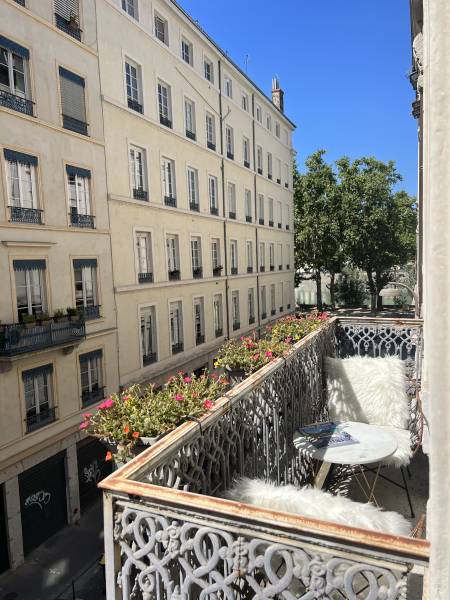 Appartement T4 à Lyon 6 avec balcon  vue sur Fourvière, T4 rénové et calme proche des écoles, transports, commerces et restaurants