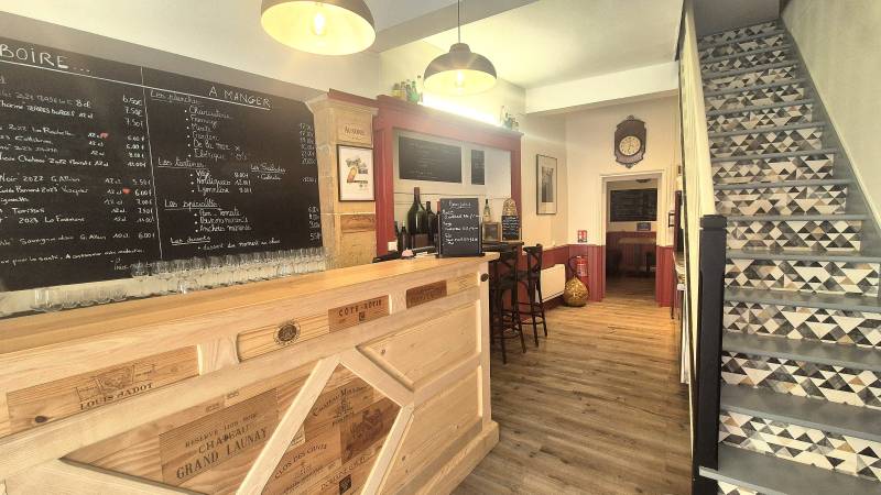 Bar à vin avec belle terrasse aménagée pour 24 places assises