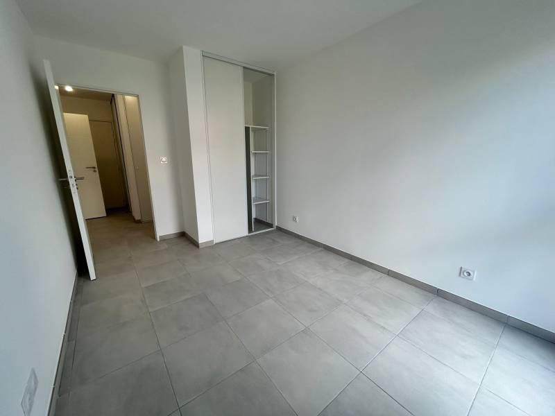 Chambre avec placard mural