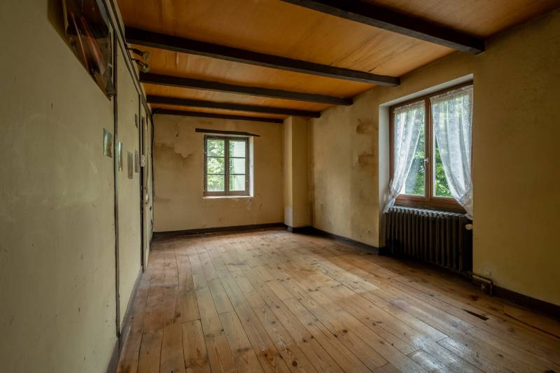 Sans vis-à-vis, vue dégagée sur la cour et le jardin