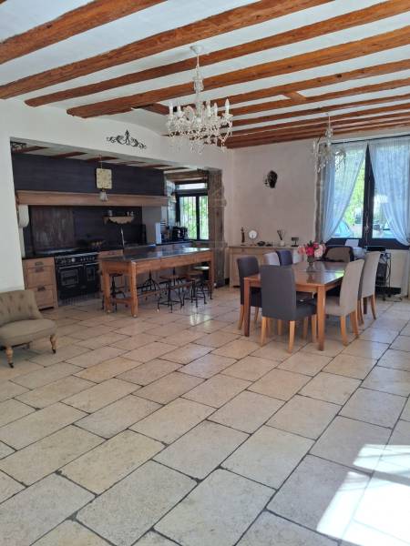 Millery demeure de caractere centre village avec garage et parking