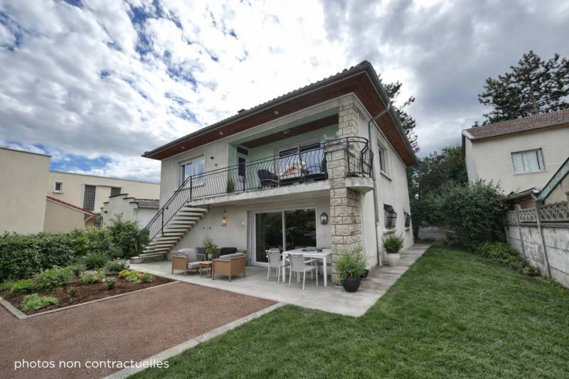Idée de valorisation de l’extérieur avec terrasse et jardin autour de la maison – proche Carré de Soie – Est Lyonnais – photo non contractuelle, extérieur à réaménager
