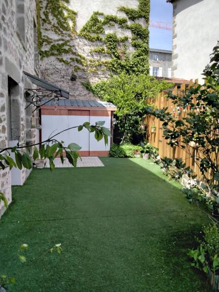 Maison sur Messimy extérieur intimiste clos et arboré , avec abris de jardin