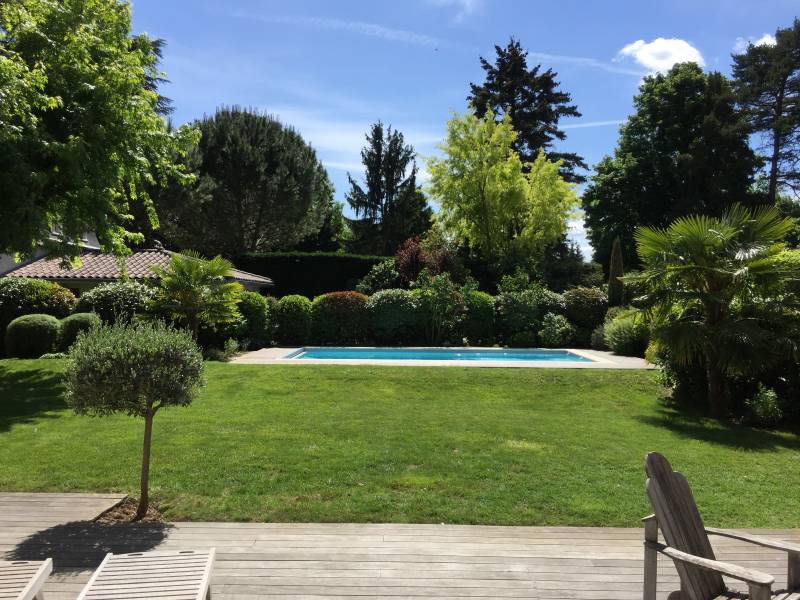 Grande maison à Ecully au calme avec piscine, grand jardin au calme et paysagé