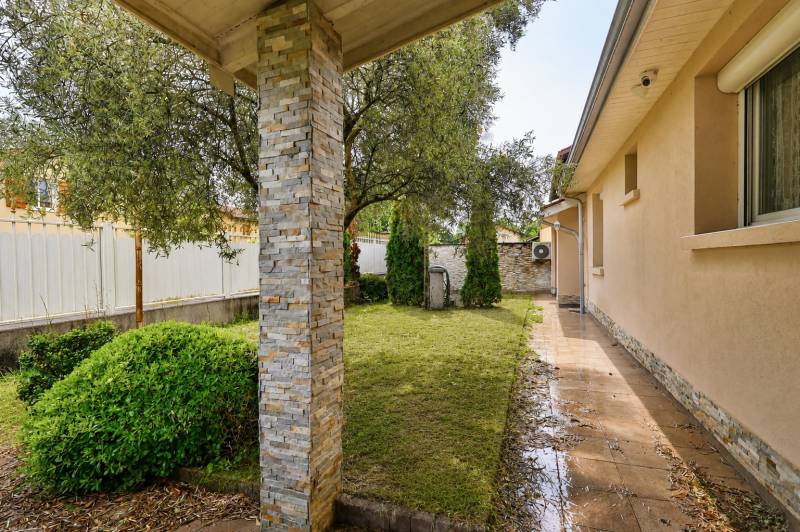 Maison familiale avec jardin arboré et terrasse couverte à Vaulx-en-Velin – extérieur, environnement résidentiel calme et agréable