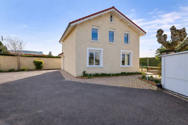 Maison située à Saint-Maurice-de-Beynost comprenant deux appartements, dont un actuellement loué et un appartement libre à l’étage.
