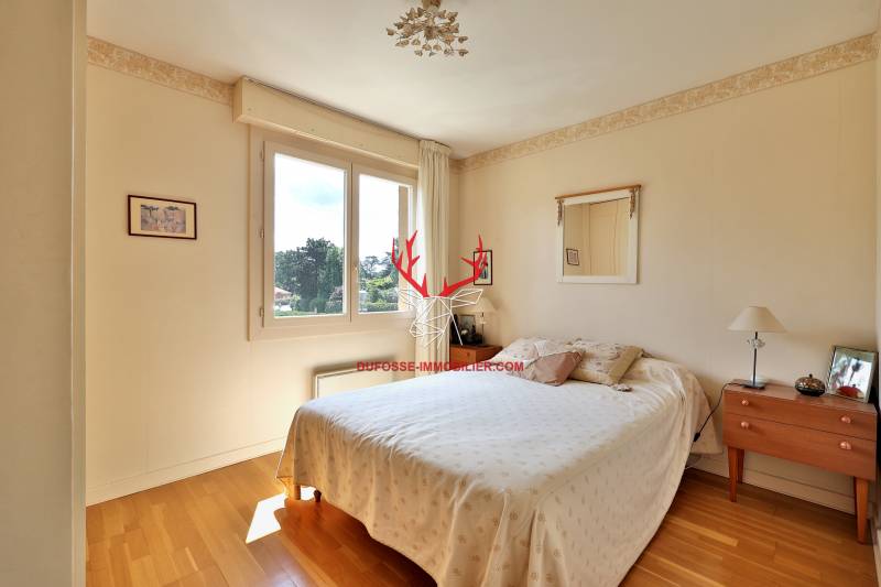 Chambre de 12,97 m² avec placards de rangement