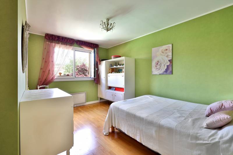 Chambre 3 de 9,53 m² avec placards de rangement. Vue Est