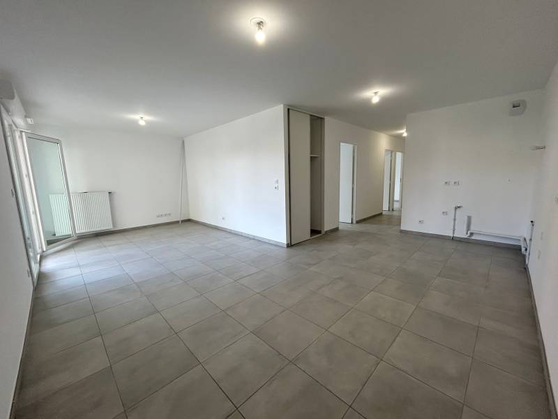 Cuisine ouverte sur séjour lumineux donnant accès à une terrasse et un jardin privatif en rez-de-jardin