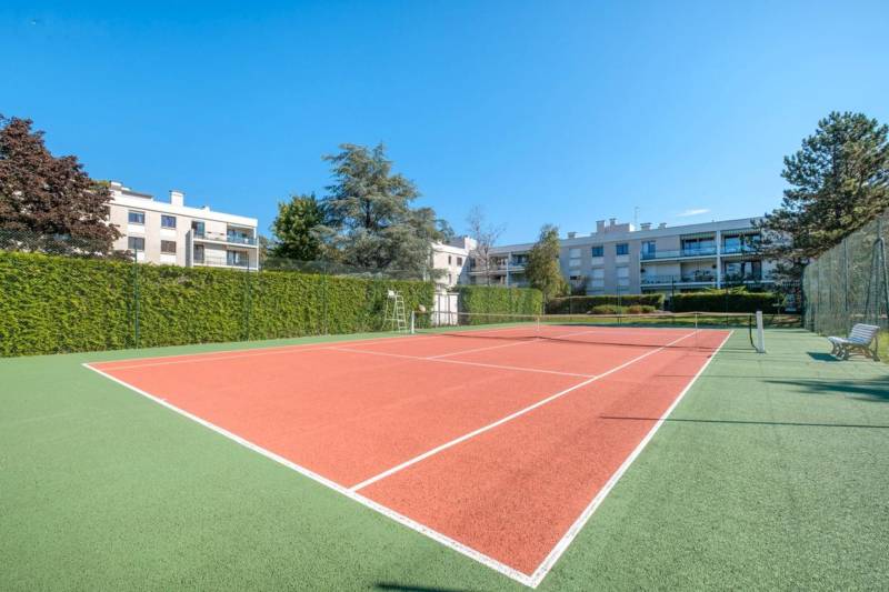 Charbonnières-les-Bains appartement proche centre, renovation soignée et belle decoration, commerces et bus tcl avec piscine et tennis