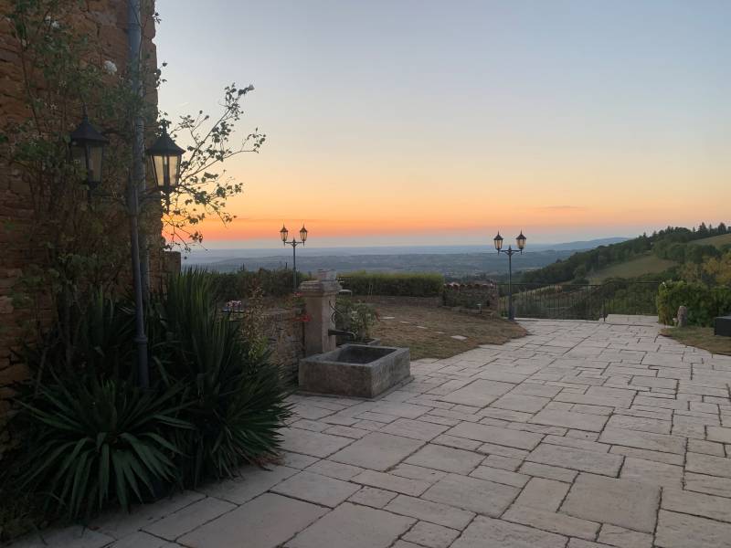 Vue panoramique sur la vallée de la Saône jusqu'à la chaine des Alpes